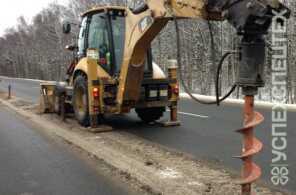 Ямобур на базе экскаватора-погрузчика · 